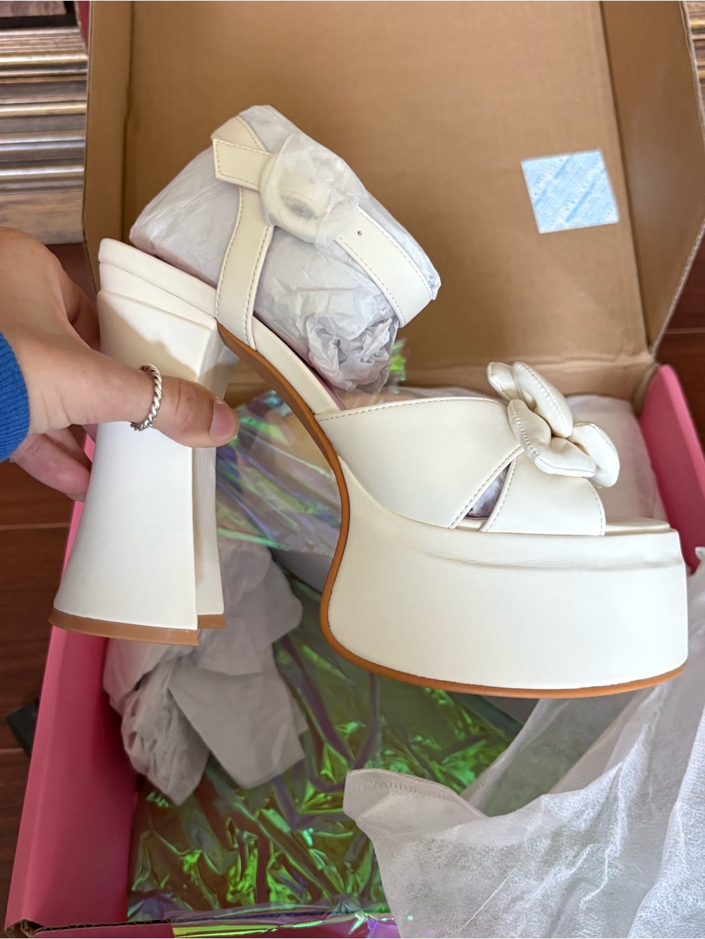 NWT Sugar Thrillz White Puffy Flower Platform Sandal